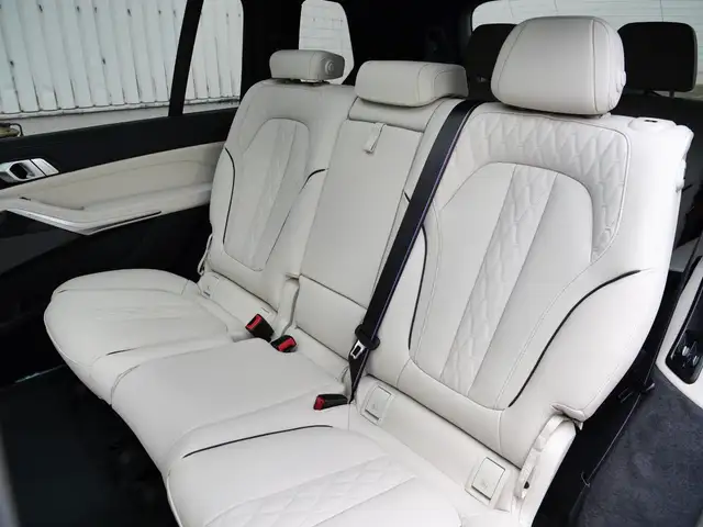 BMW X7 view 30