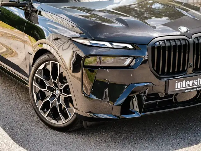 BMW X7 view 7