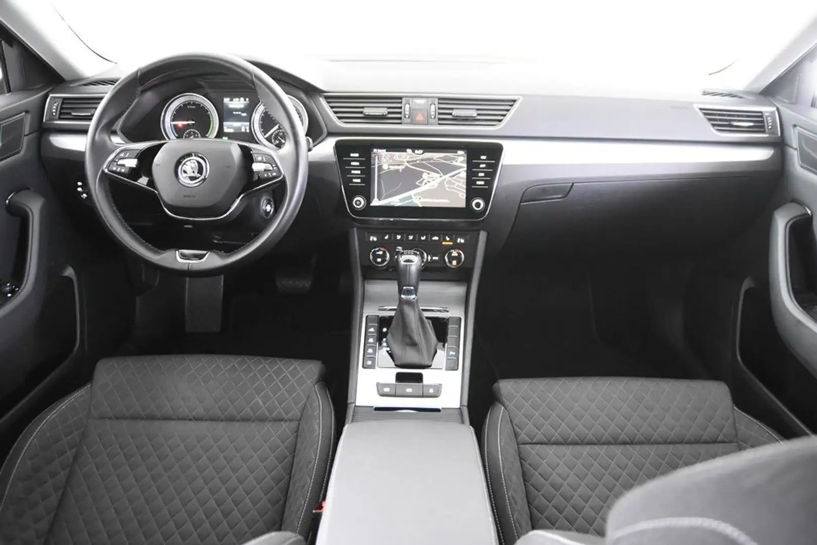 Skoda Superb COMBI 1.4 Tsi Hybrid *1.Hand*Navi*SHZ* Grau - 2