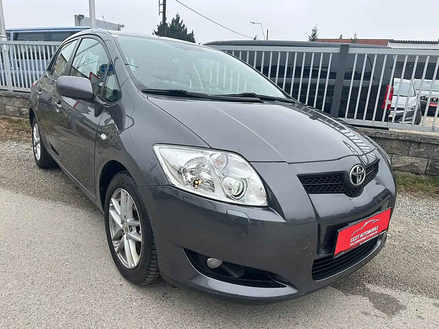 Toyota Auris 1,6 Dual VVT-i High Grau - 1