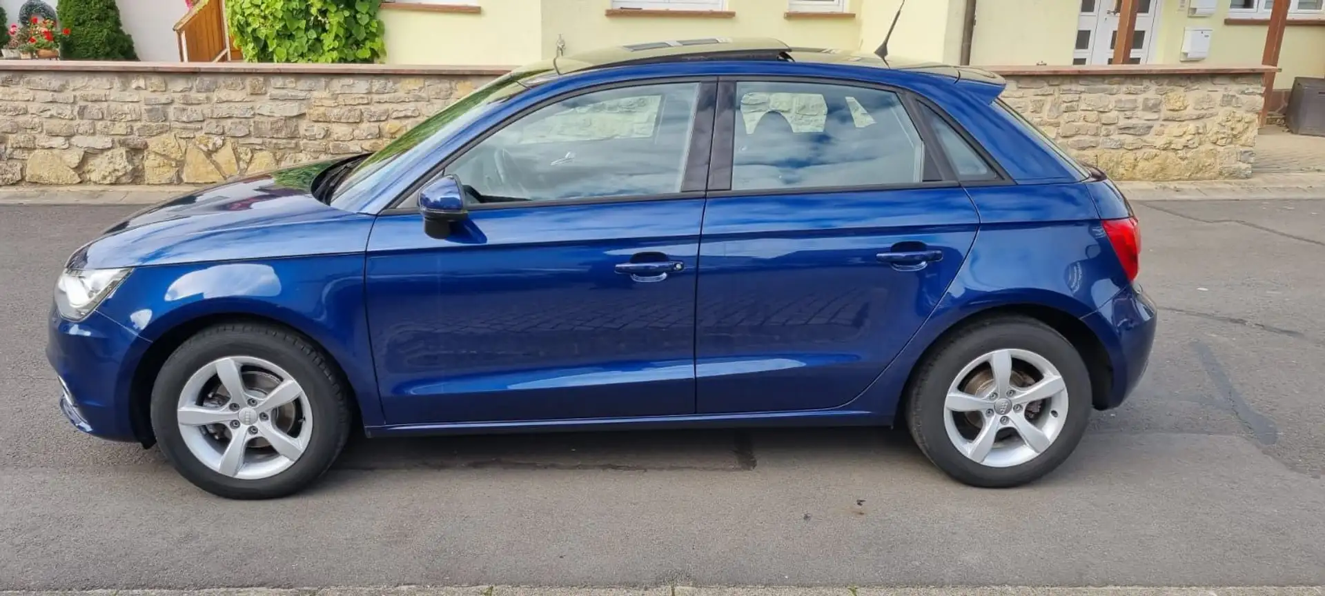 Audi A1 Sportback attraction Panoramadach Blau - 2