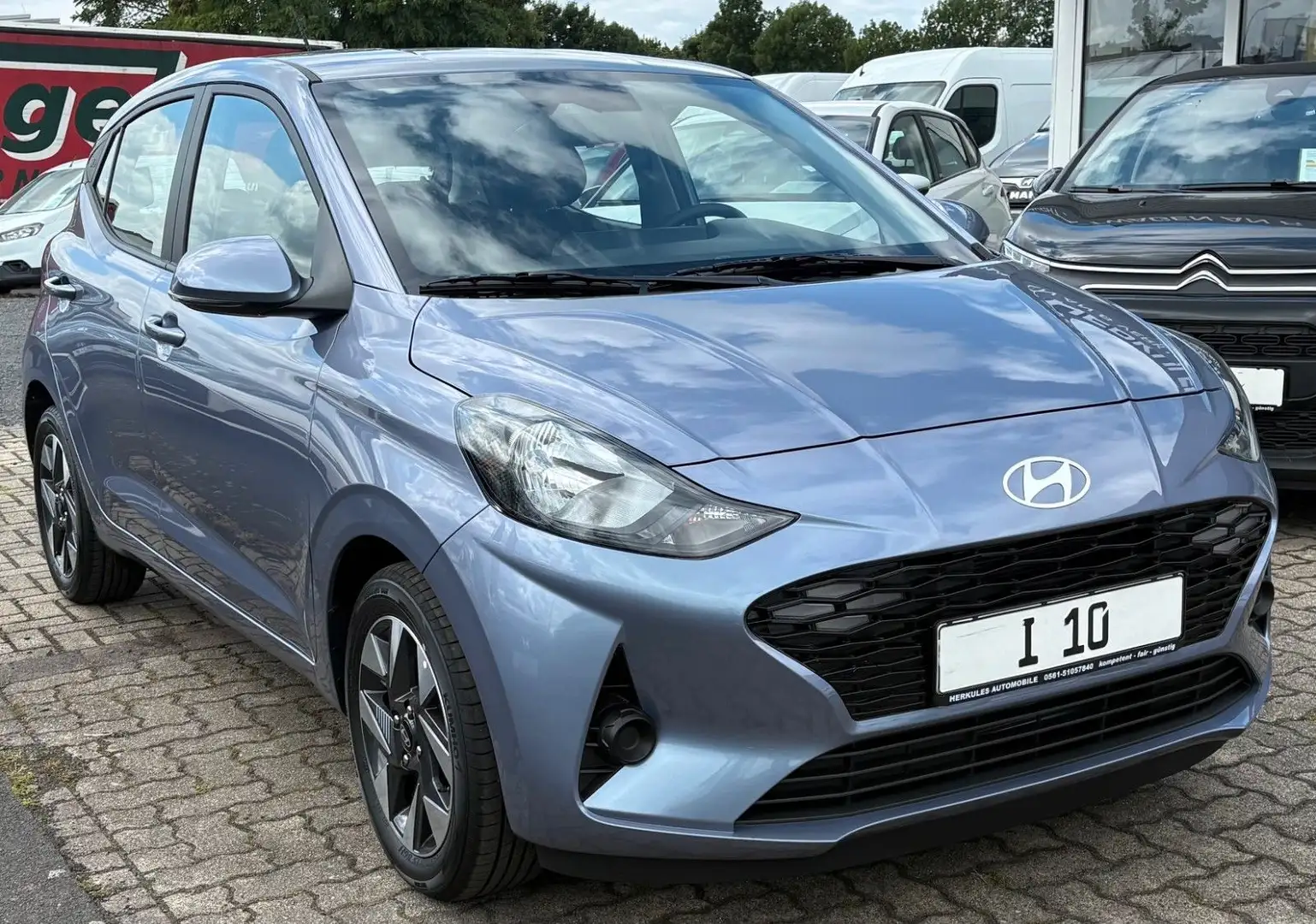 Hyundai i10 1.0 Automatik/Navi/Sitzheizung/Kamera/PDC Blau - 1