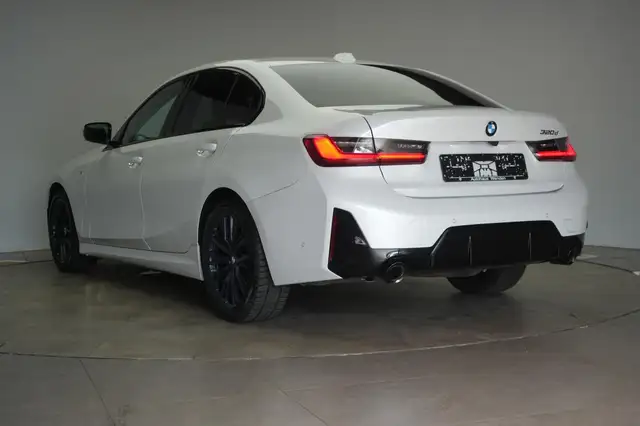 BMW 3 Series view 5