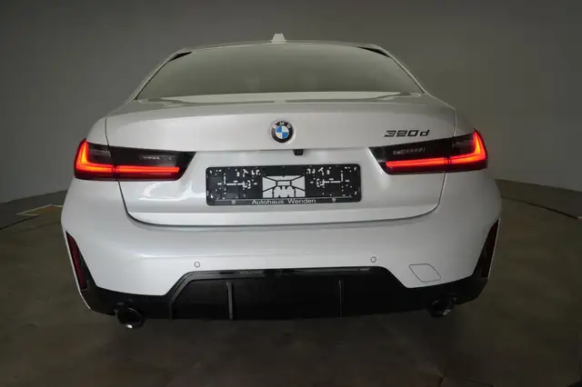 BMW 3 Series view 6