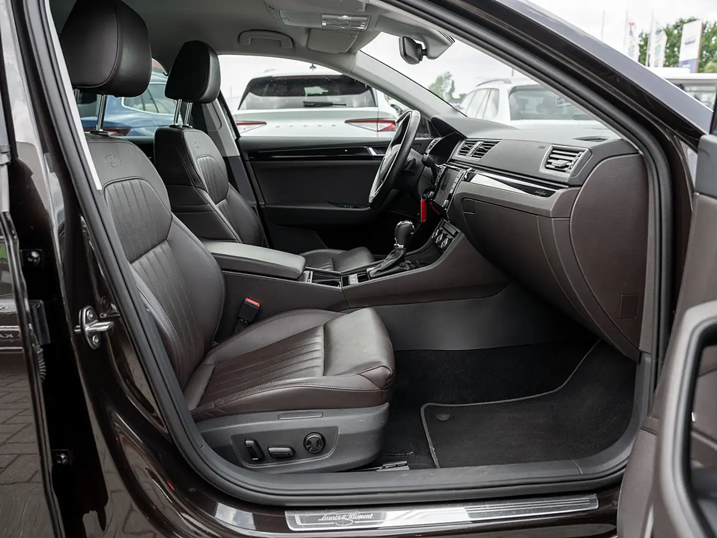 Skoda Superb Combi 2.0 TSI L&K 4x4 AHK ACC Alu Klim Braun - 2