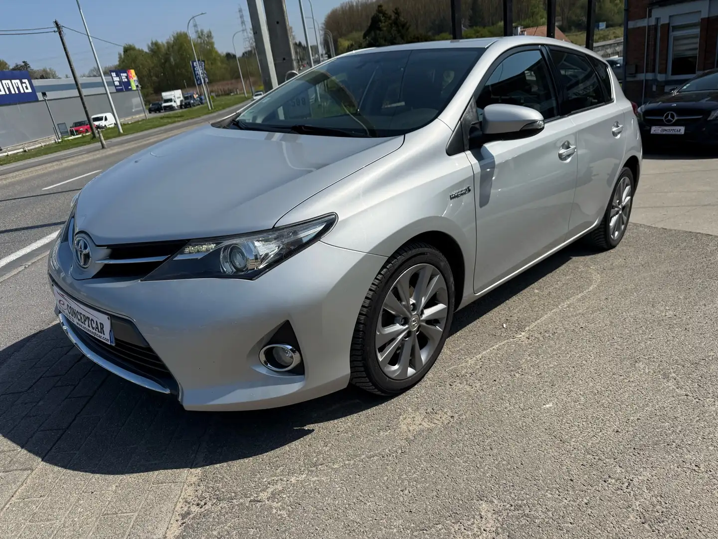 Toyota Auris 1.8i HSD Lounge CVT Zilver - 1