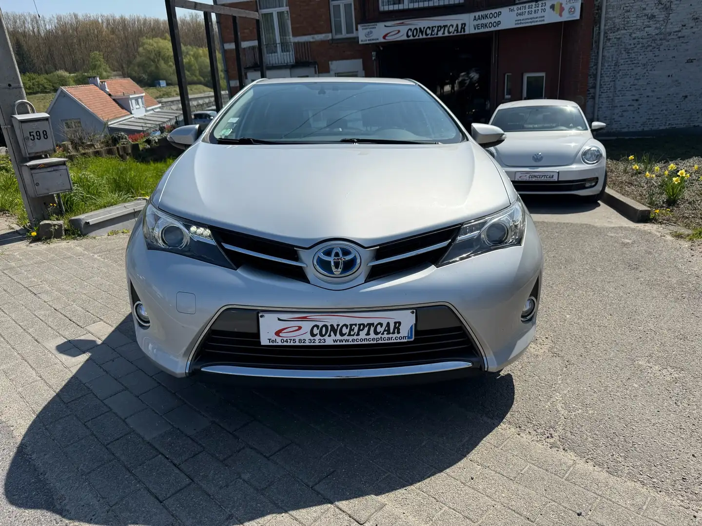Toyota Auris 1.8i HSD Lounge CVT Zilver - 2