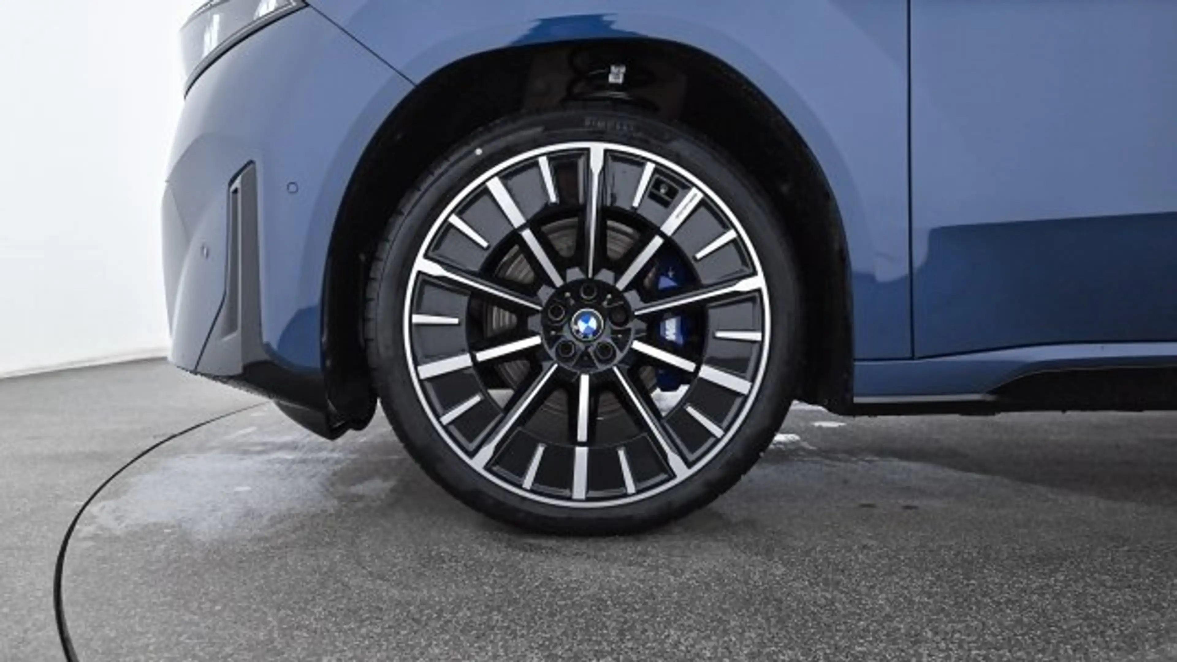 BMW iX3 50 xDrive NA5 — photo 11