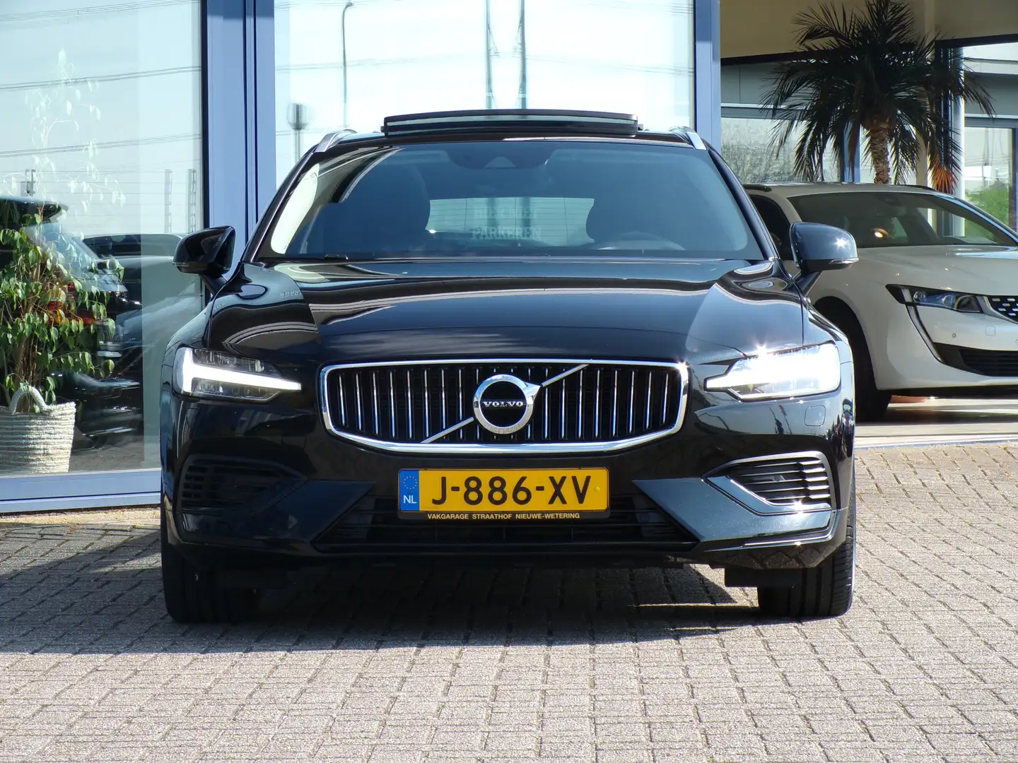 Volvo V60 2.0 T8 Recharge AWD R-Design, Trekhaak / Leder / E Zwart - 2