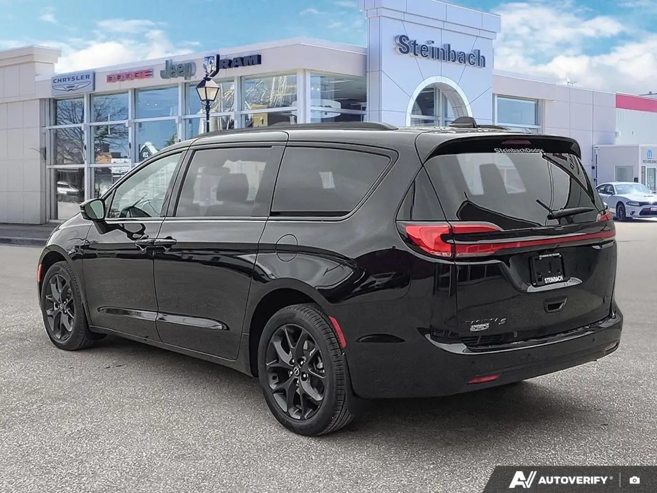 Chrysler Pacifica снимка Chrysler Pacifica