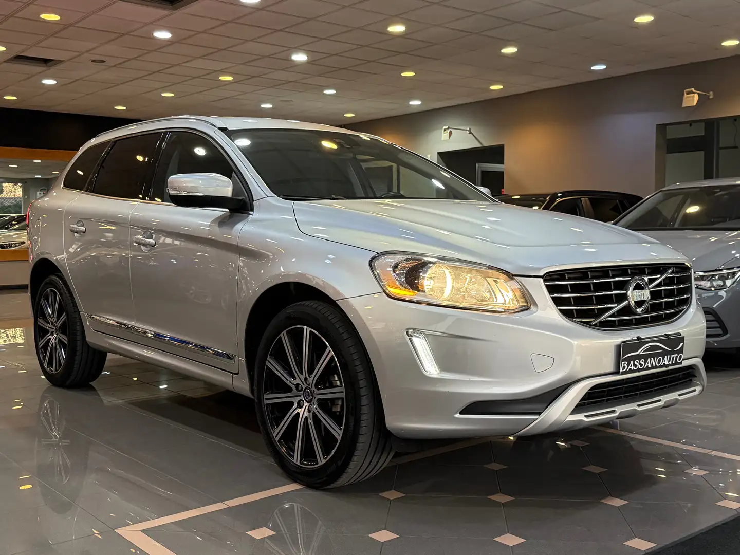 Volvo XC60 2.0 d4 Momentum 181cv geartronic Szary - 2