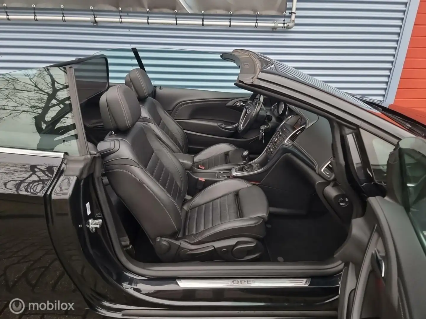 Opel Cascada 1.6 Turbo Cosmo. 170pk. Camera, DAB+, 19inch Zwart - 2
