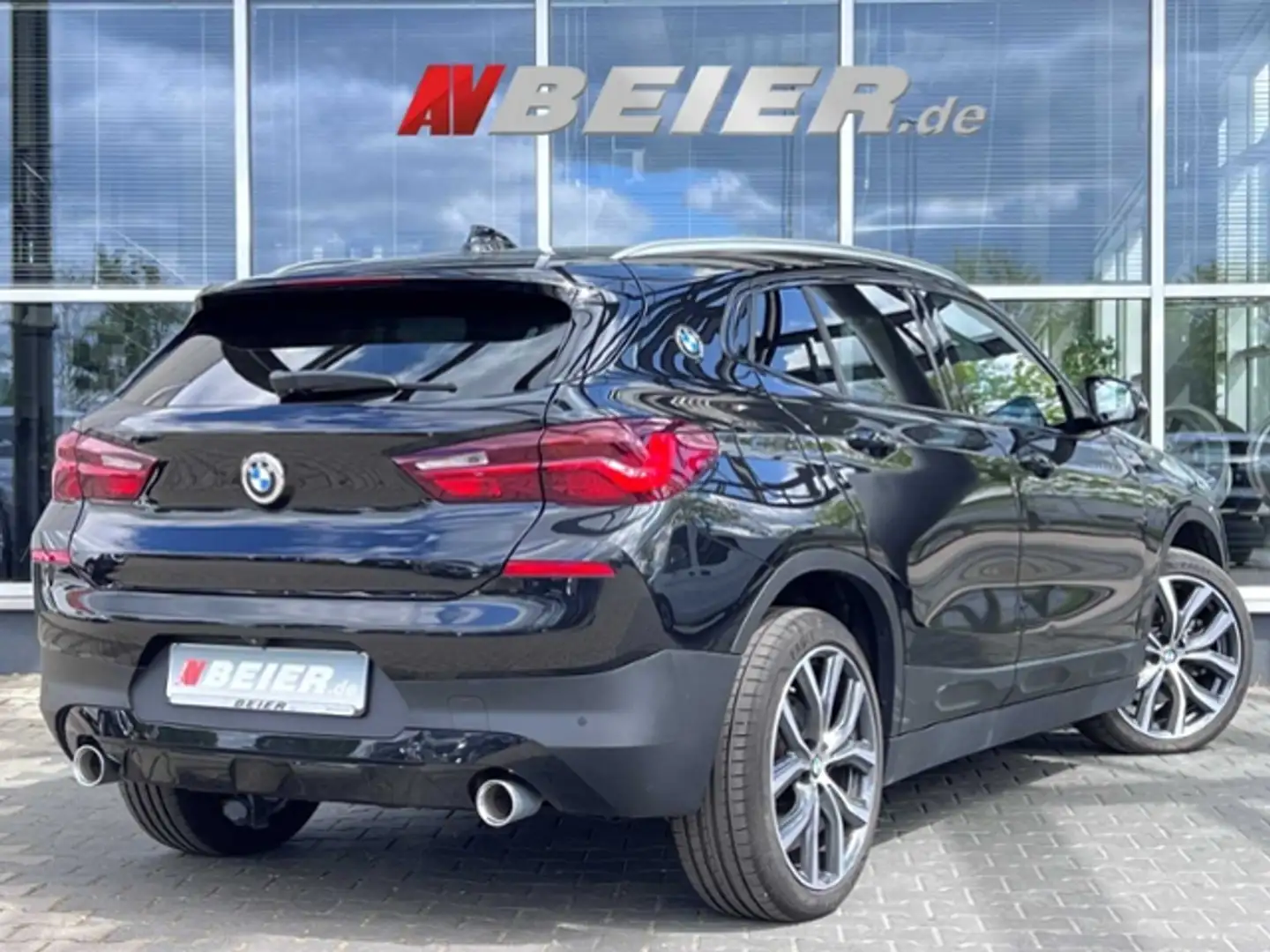 BMW X2 xDrive LED AHK Panorama Sportsitz HeadUp ACC Schi Zwart - 2
