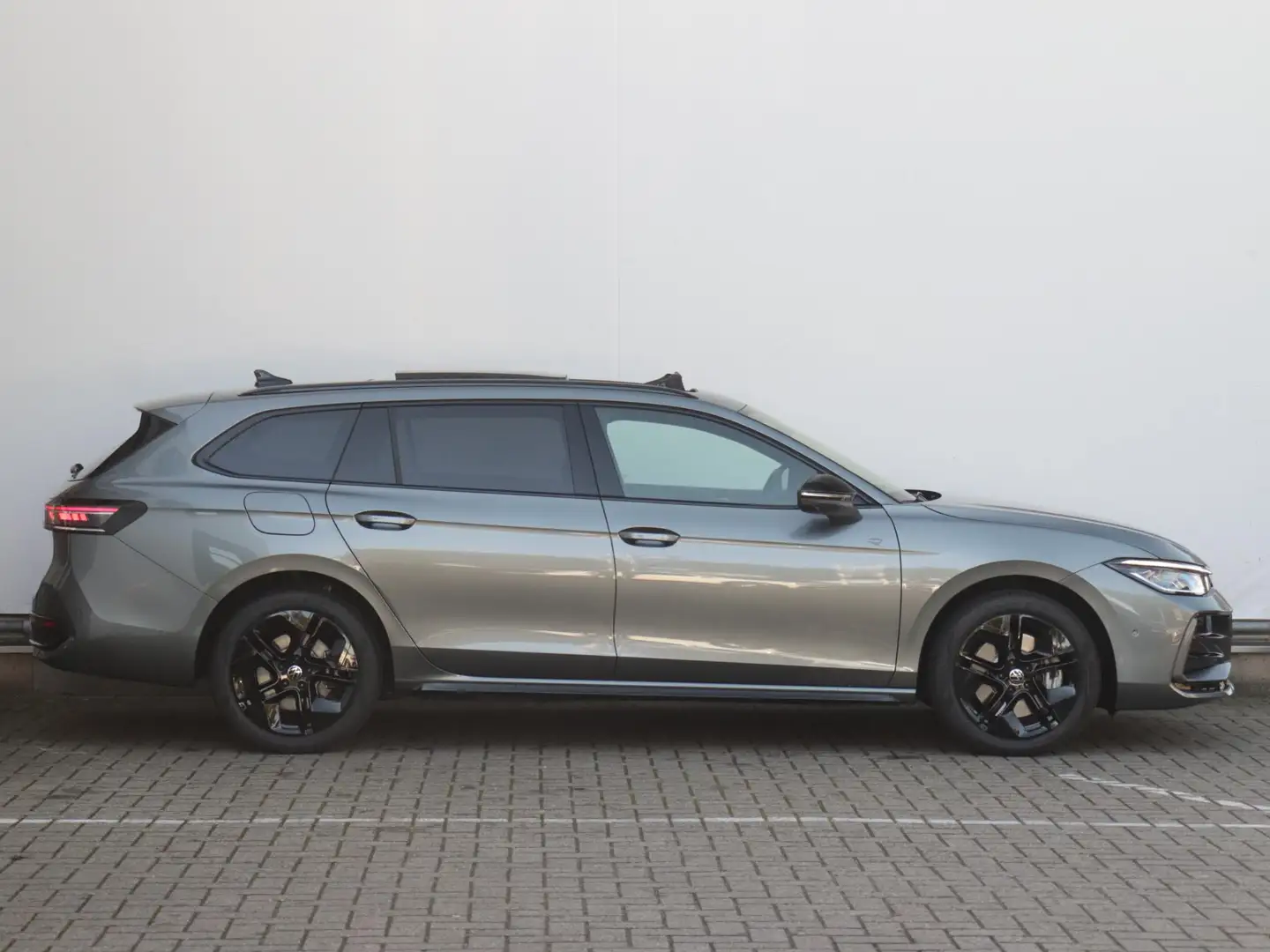 Volkswagen Passat Variant 1.5 eHybrid 272pk R-Line | Panoramadak | 360° came Gris - 2