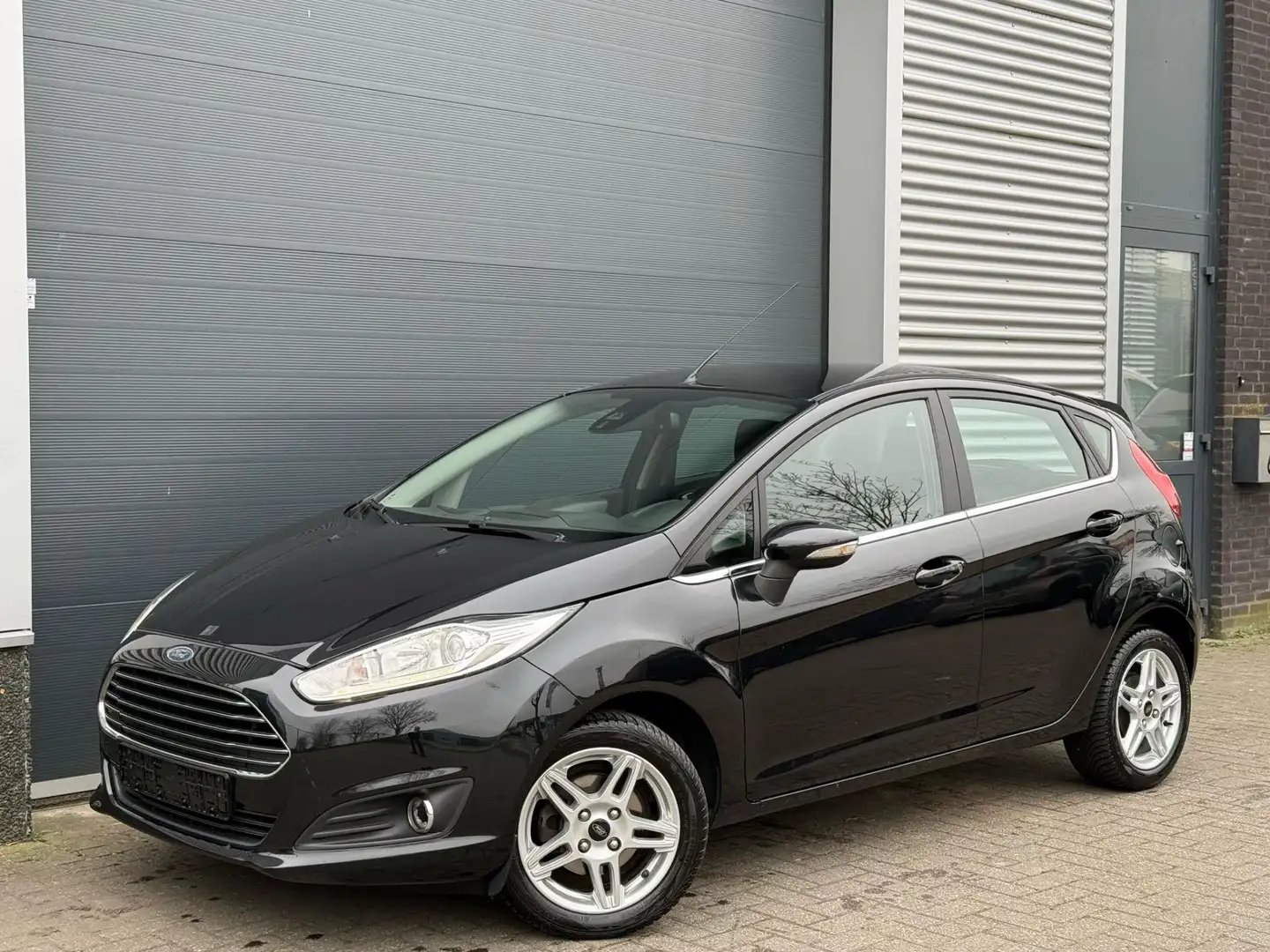 Ford Fiesta 1.0 EcoBoost Titanium Zwart - 1
