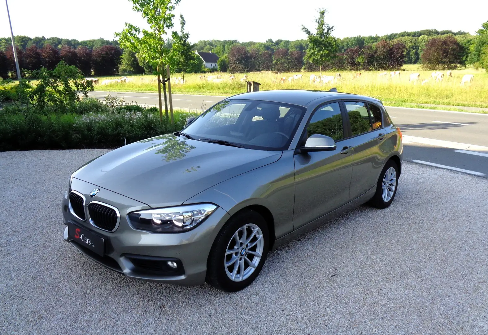BMW 120 /Automaat/ 184Pk/ Navi/ Zetelverwarming/Camera Grijs - 1