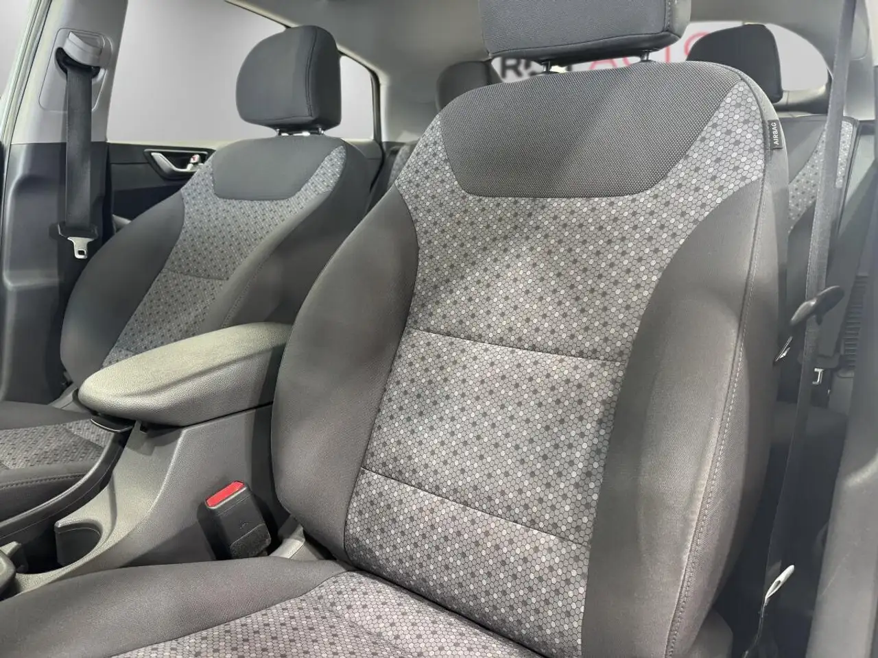 Hyundai IONIQ снимка Hyundai IONIQ
