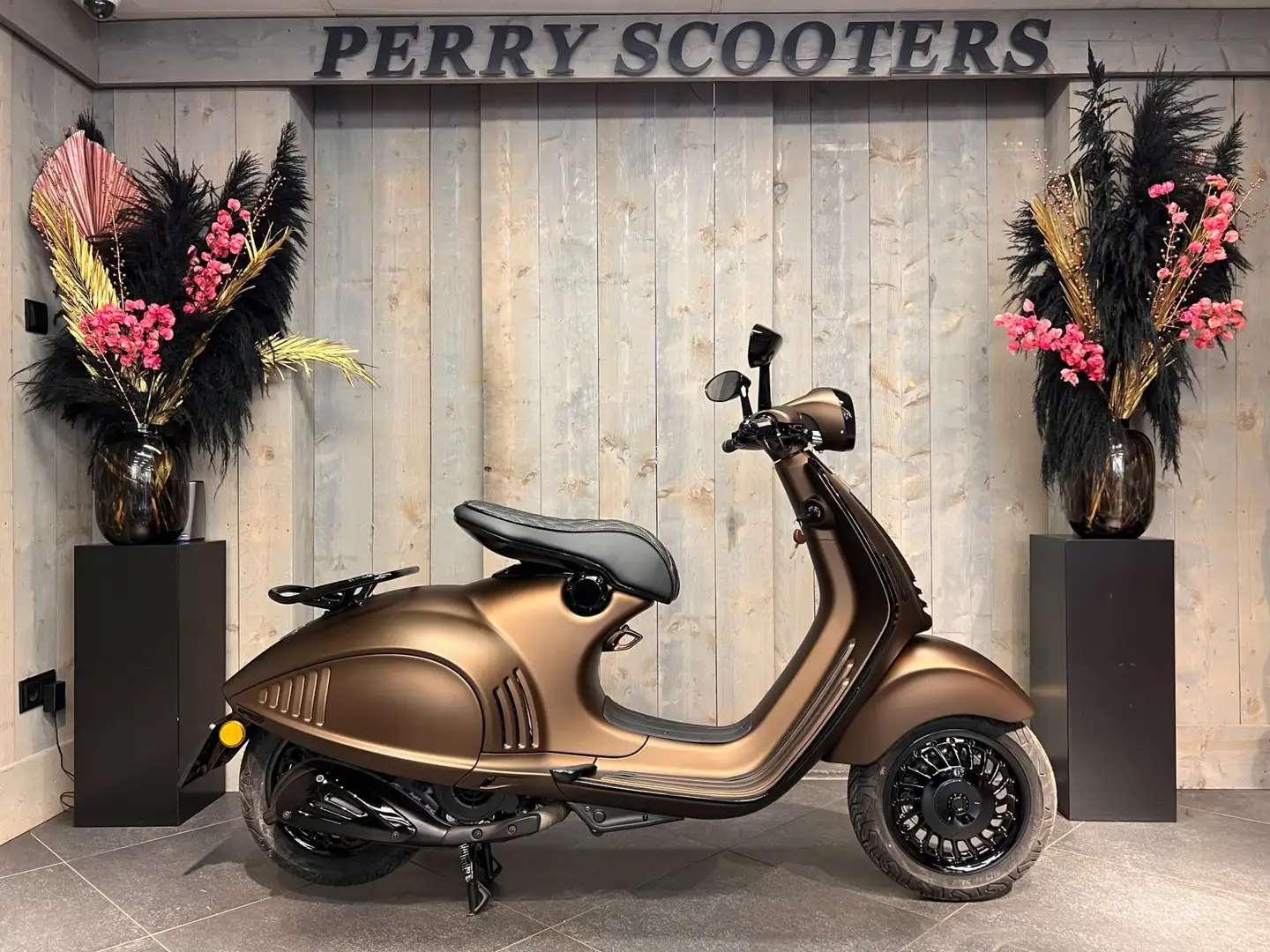 Vespa 946 125CC EXCLUSIVE SPECIALPAINT MARRAKECH BROWN 0KM 2 Bruin - 2