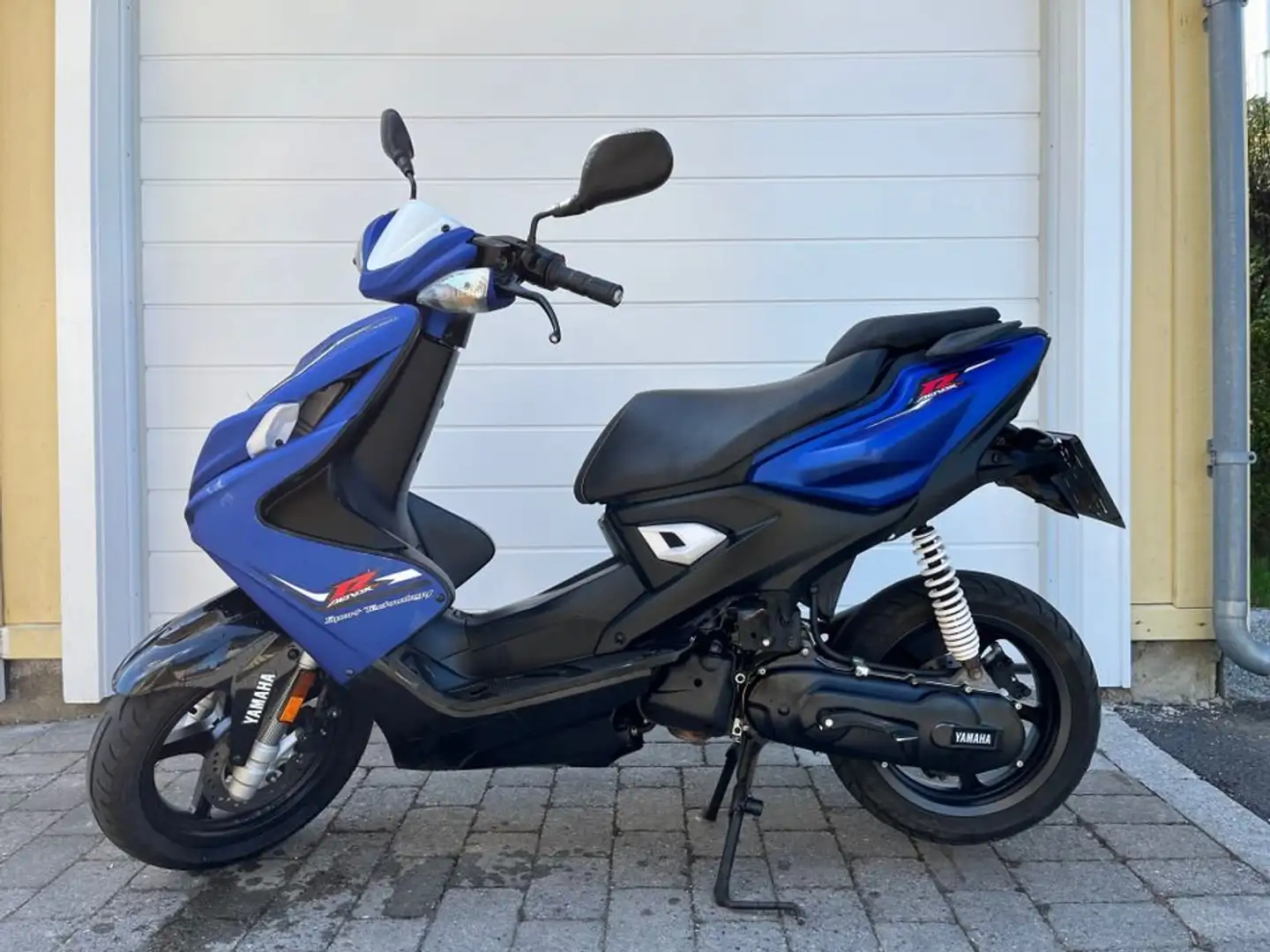 Yamaha Aerox scooter Blue - 1