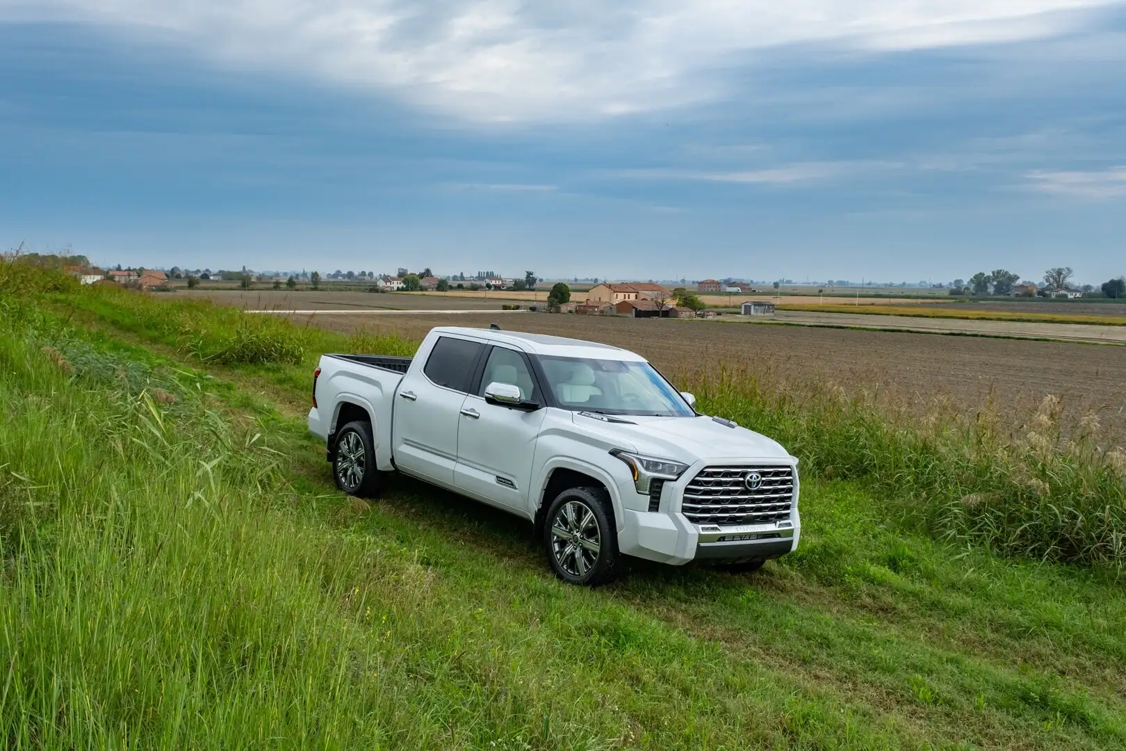 Toyota Tundra Crew 3.5L v6 Twin Turbo 4x4 HYBRID CAPSTONE Blanco - 2