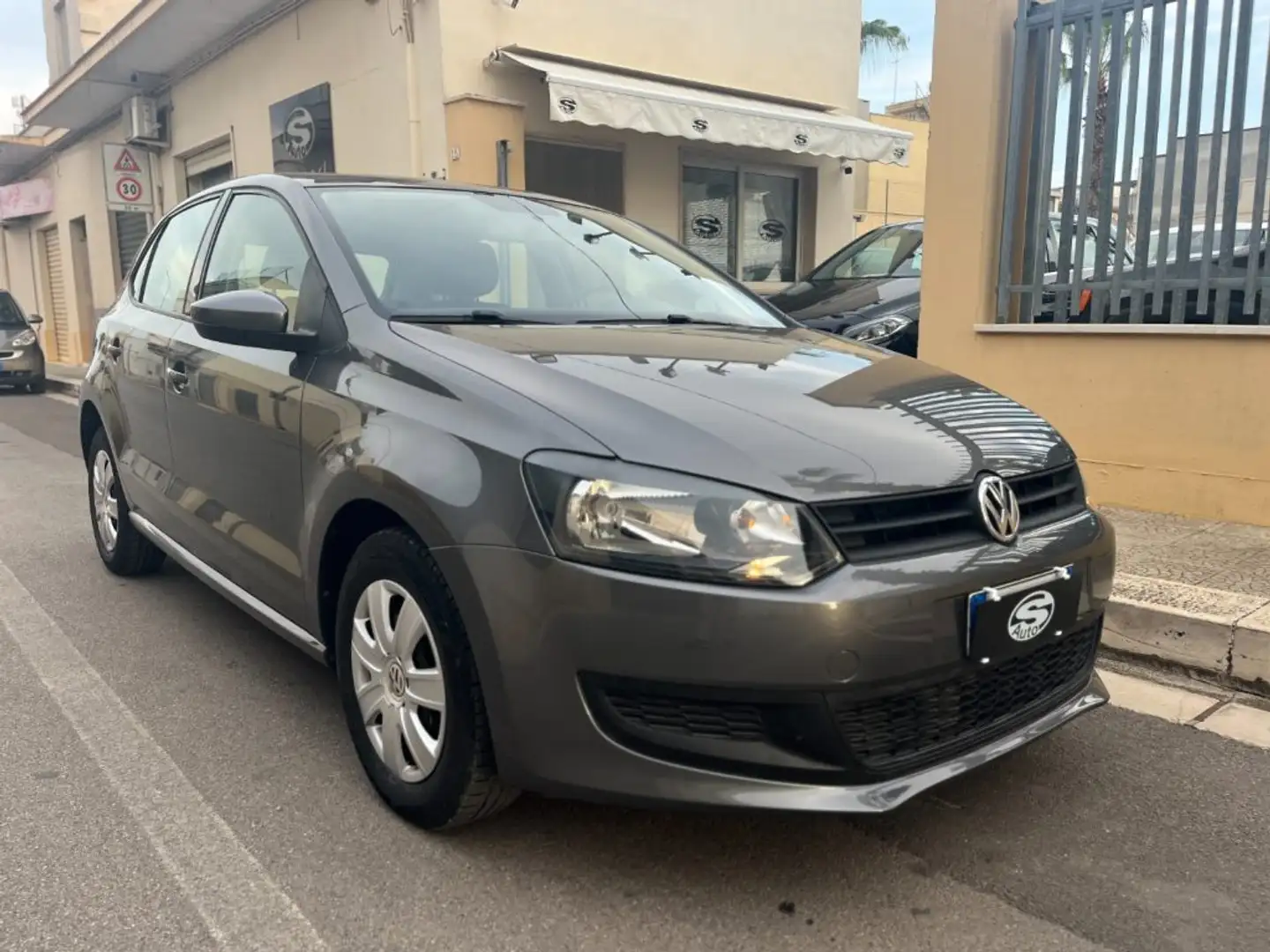 Volkswagen Polo 1.2 60Cv 5p Neopatentati Gris - 2
