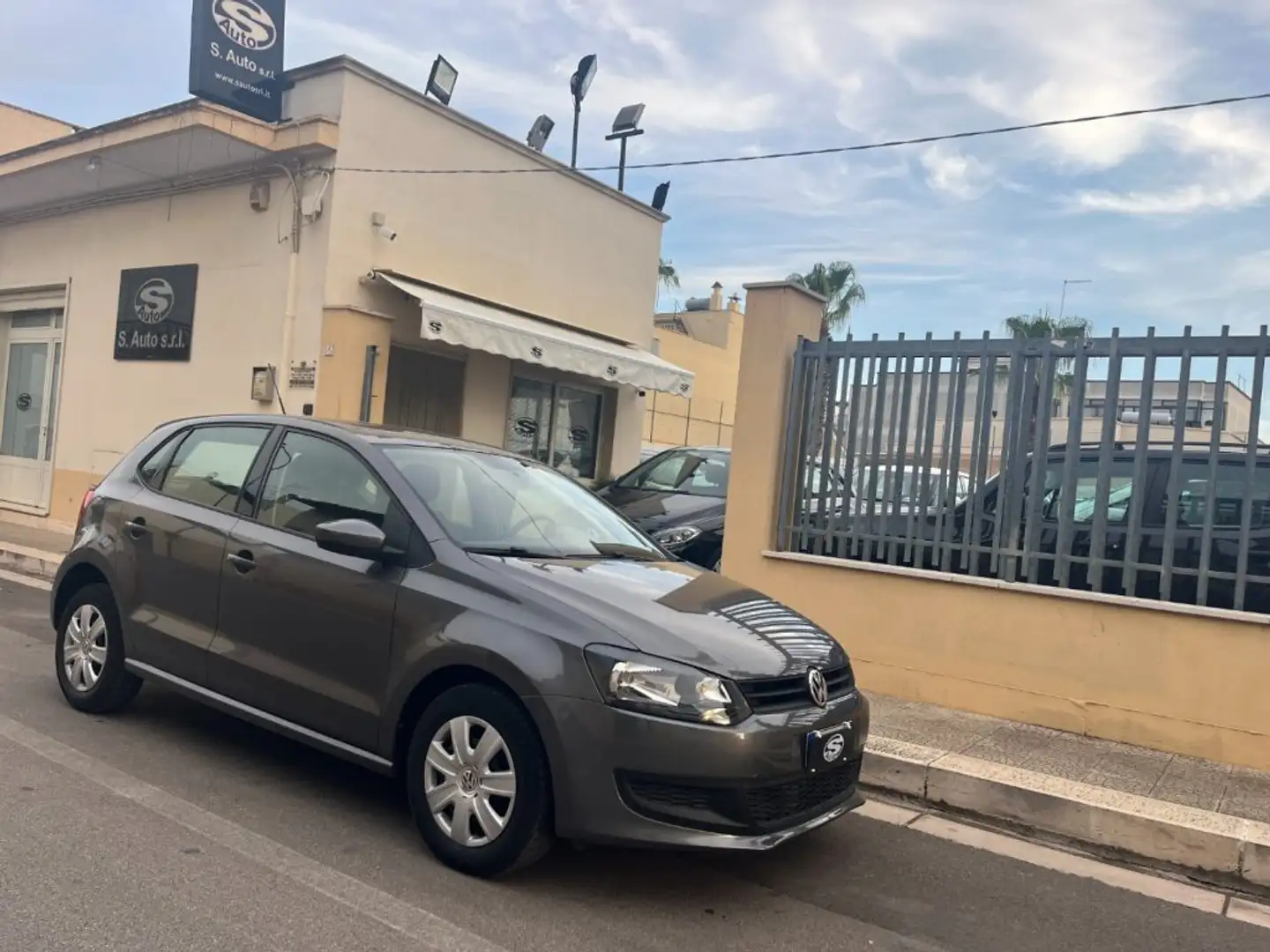 Volkswagen Polo 1.2 60Cv 5p Neopatentati Gris - 1