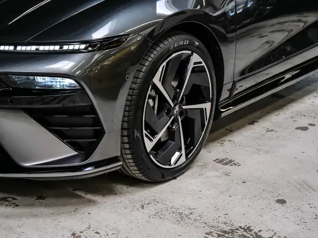 Hyundai Ioniq 6 view 3