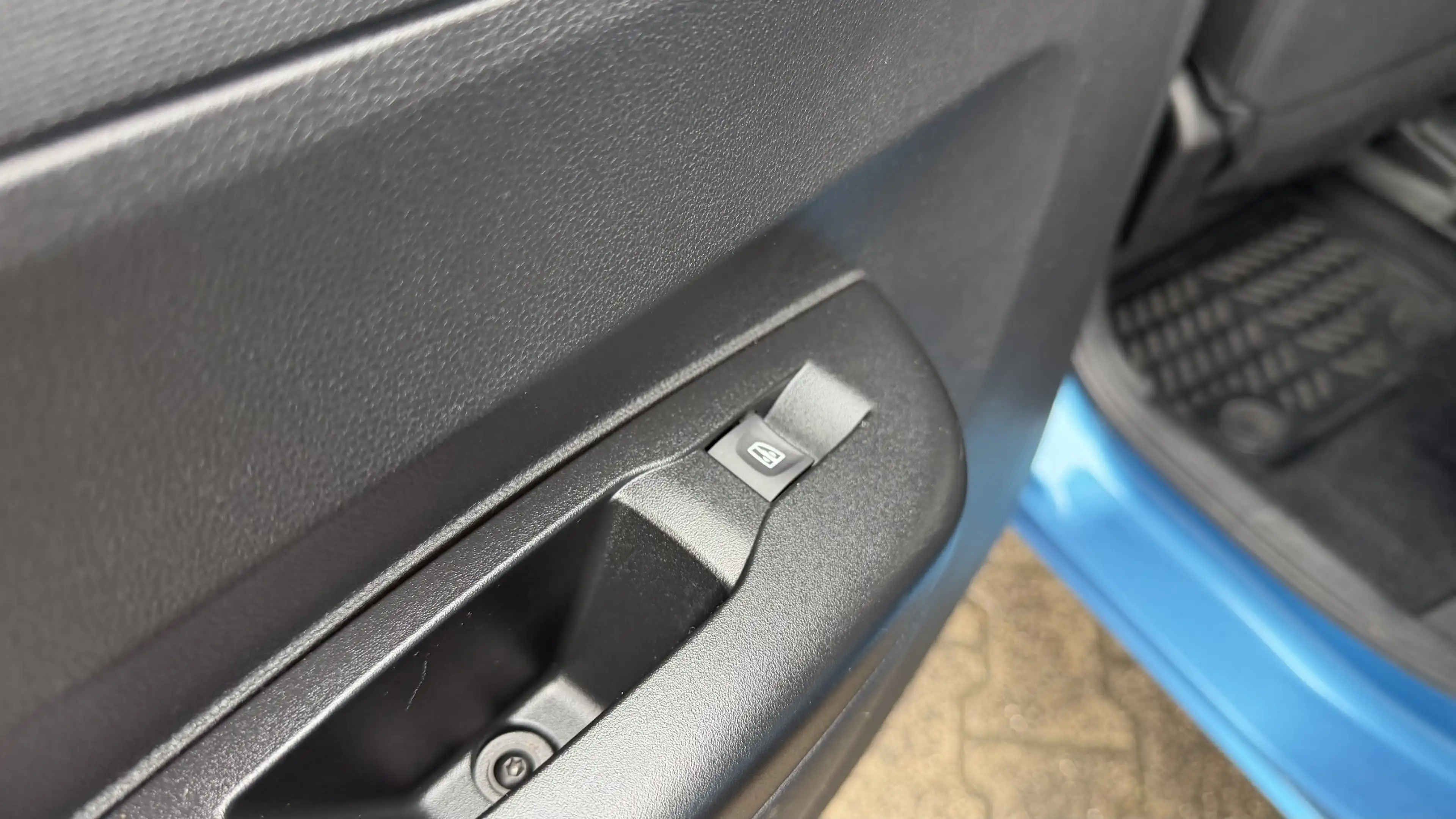 Dacia Spring Essential — photo 8