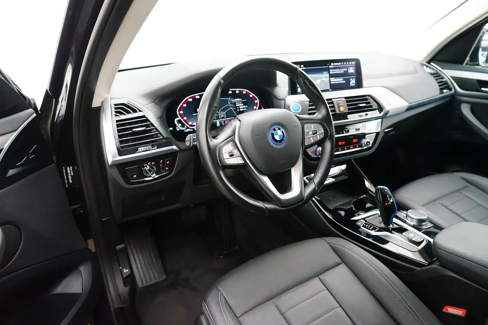 BMW iX3 [Inspiring, LC Prof., DA Prof., 19" LMR] Šedá - 2