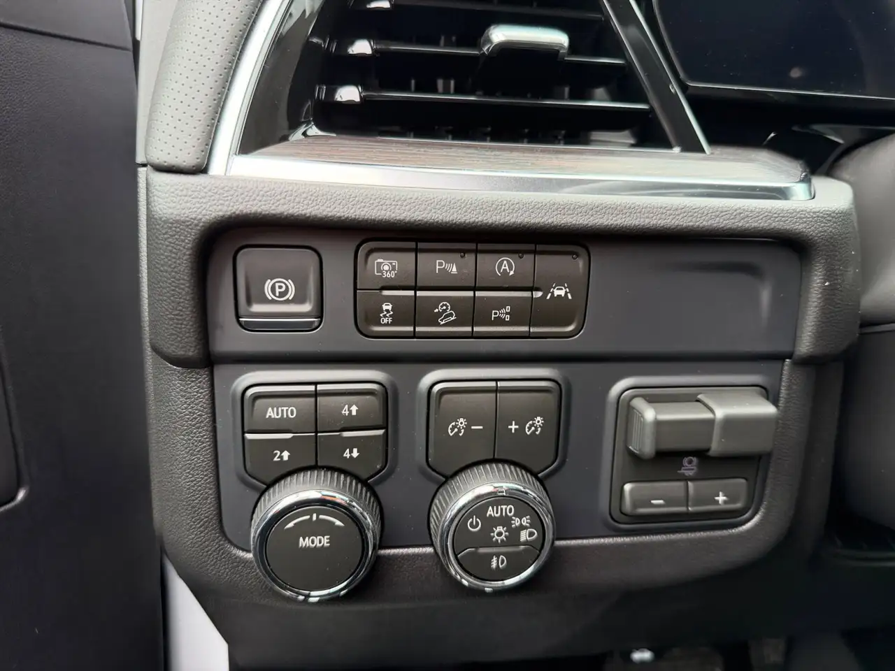 Chevrolet Suburban снимка Chevrolet Suburban