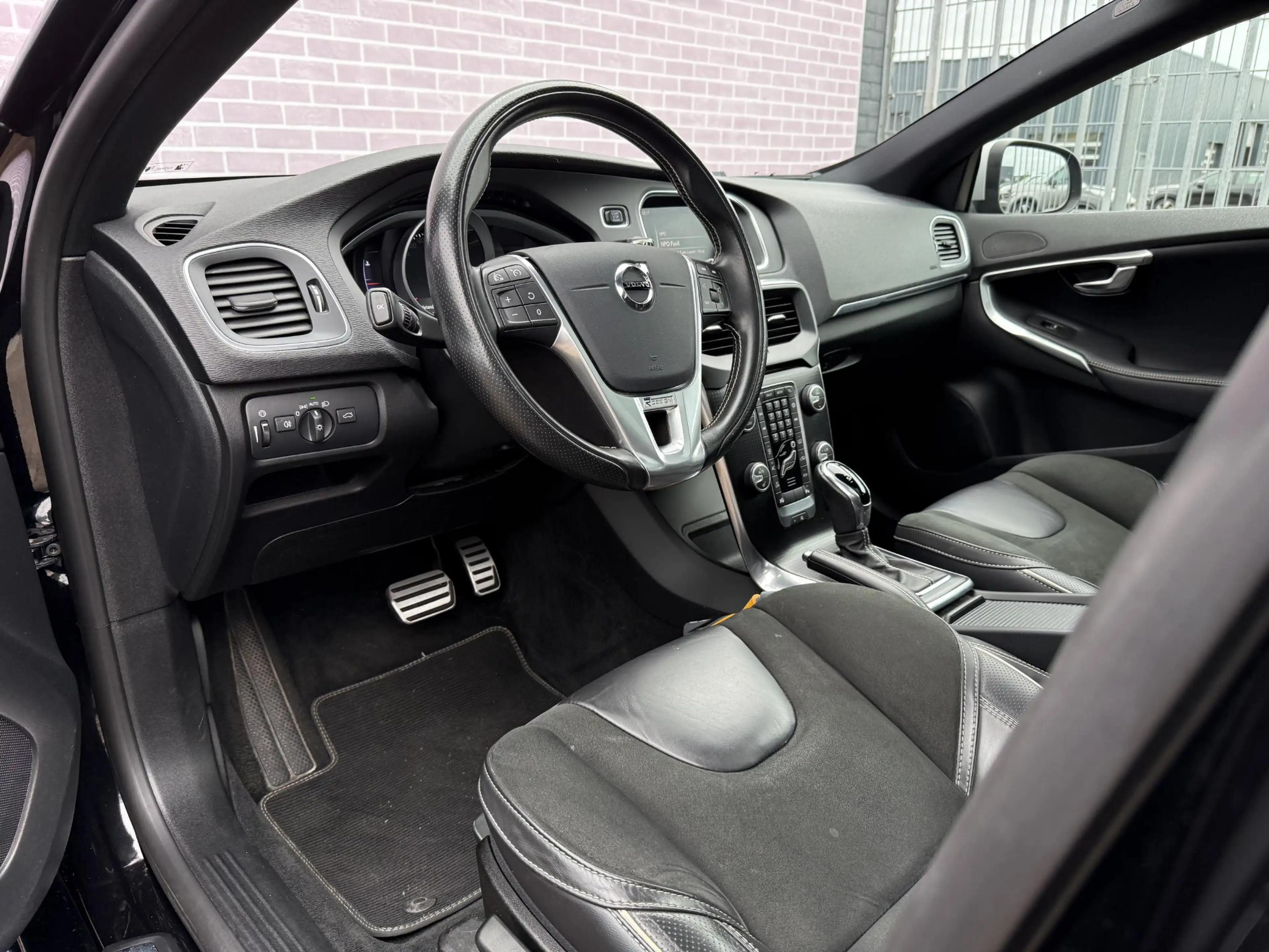 Volvo V40 1.5 T3 Polar+ Sport | Trekhaak | DAB | Harman/Kard — photo 12