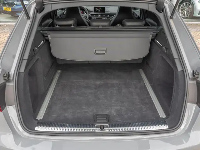 Audi RS4 view 25
