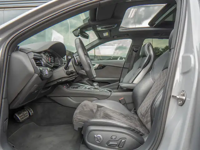 Audi RS4 view 22