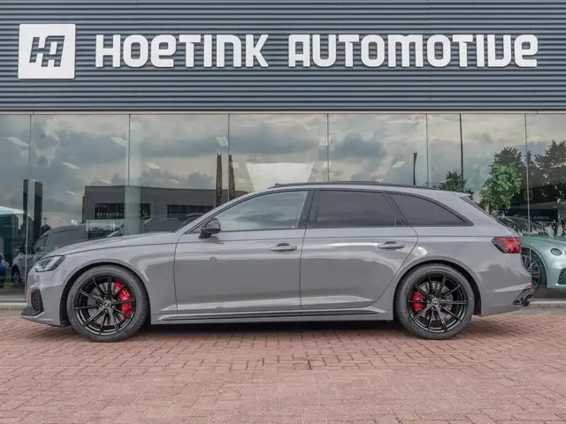 Audi RS4 view 9