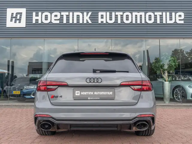 Audi RS4 view 10