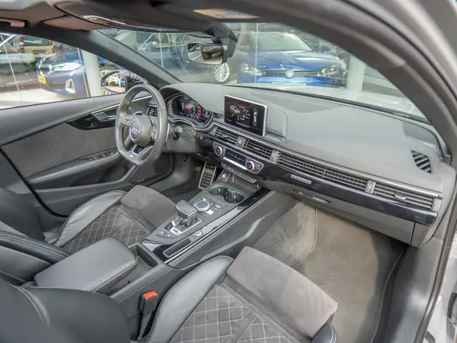 Audi RS4 view 5