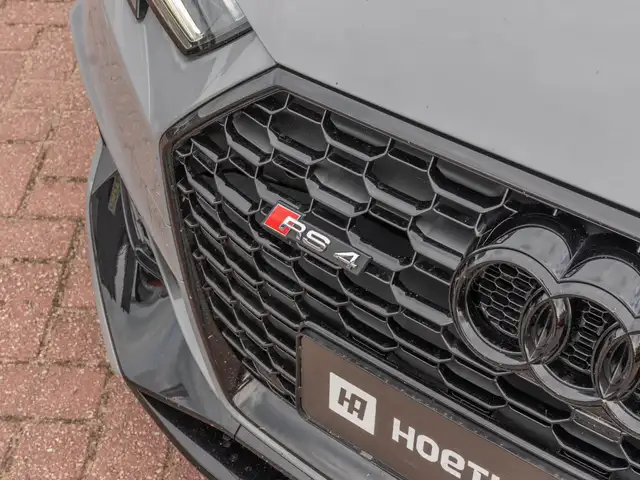 Audi RS4 view 21