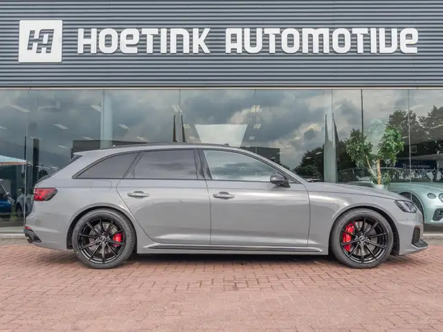 Audi RS4 view 11