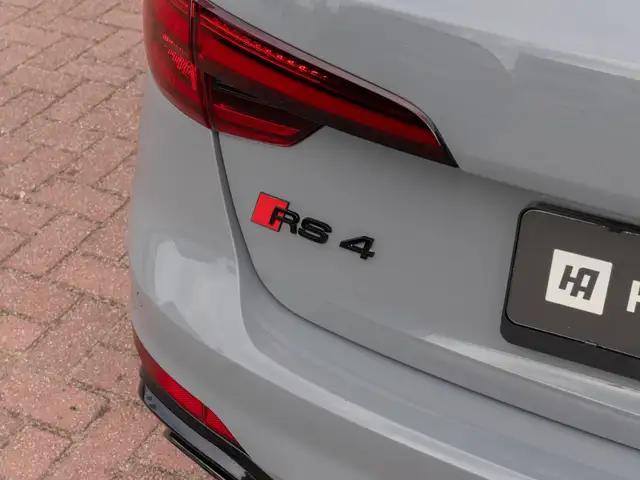 Audi RS4 view 24