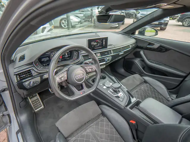 Audi RS4 view 12