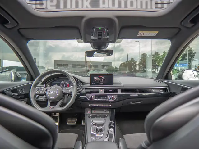 Audi RS4 view 3
