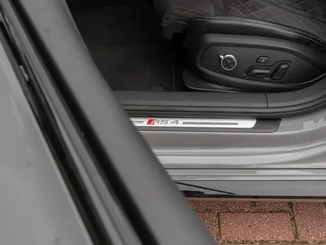 Audi RS4 view 14