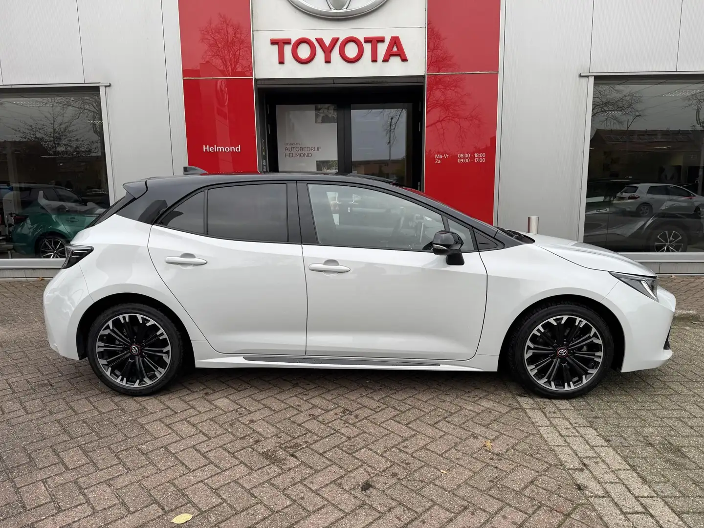Toyota Corolla 2.0 Hybrid GR-Sport Grijs - 2