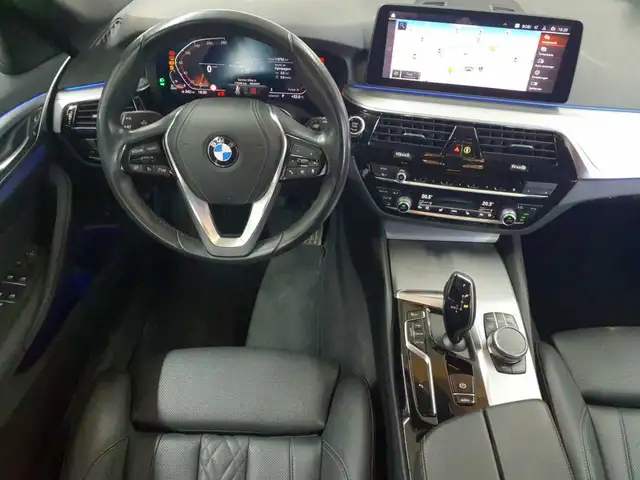 BMW 5 Series view 9