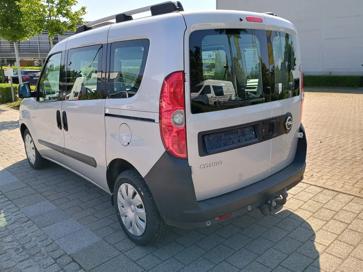 Opel Combo 1.3 D (CDTI) L1H1 S/Klima/AHK/2.Hd/2 Schiebetür Silber - 2