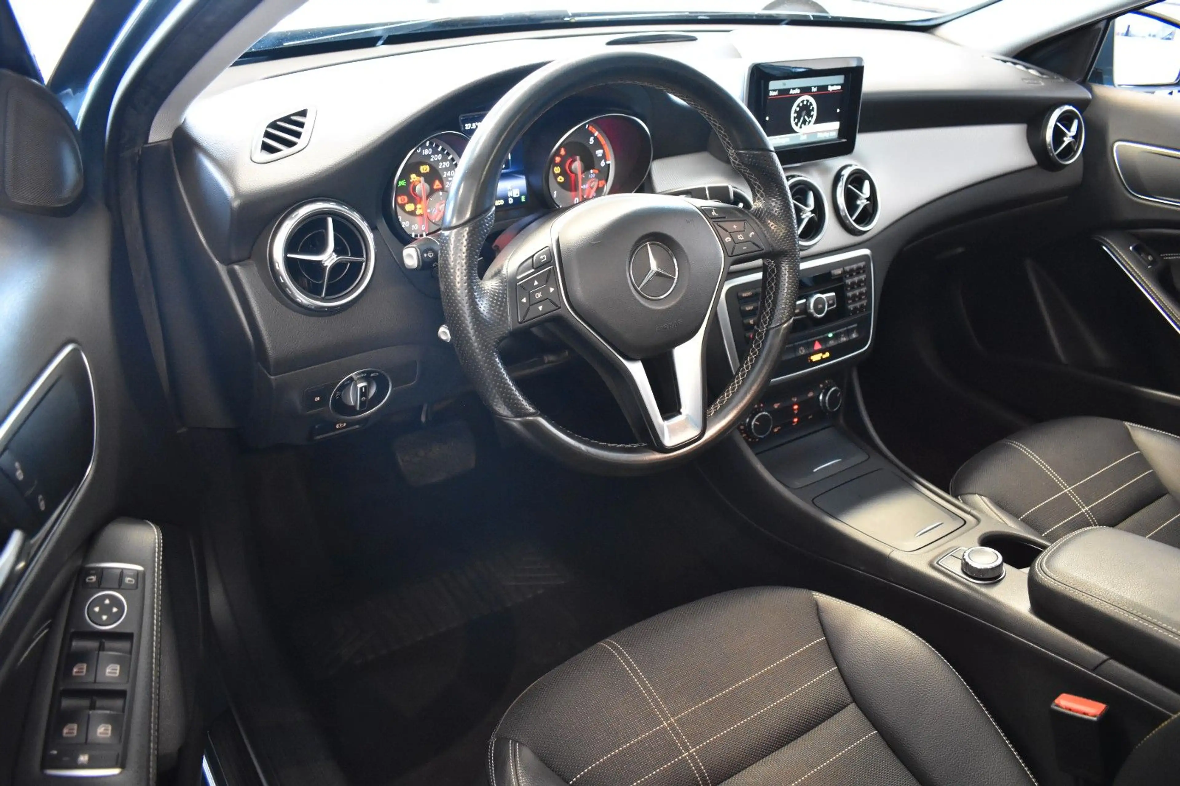 Mercedes-Benz GLA 200 CDI / d AUT./XENON/NAVI/KAMERA/AHK — photo 14