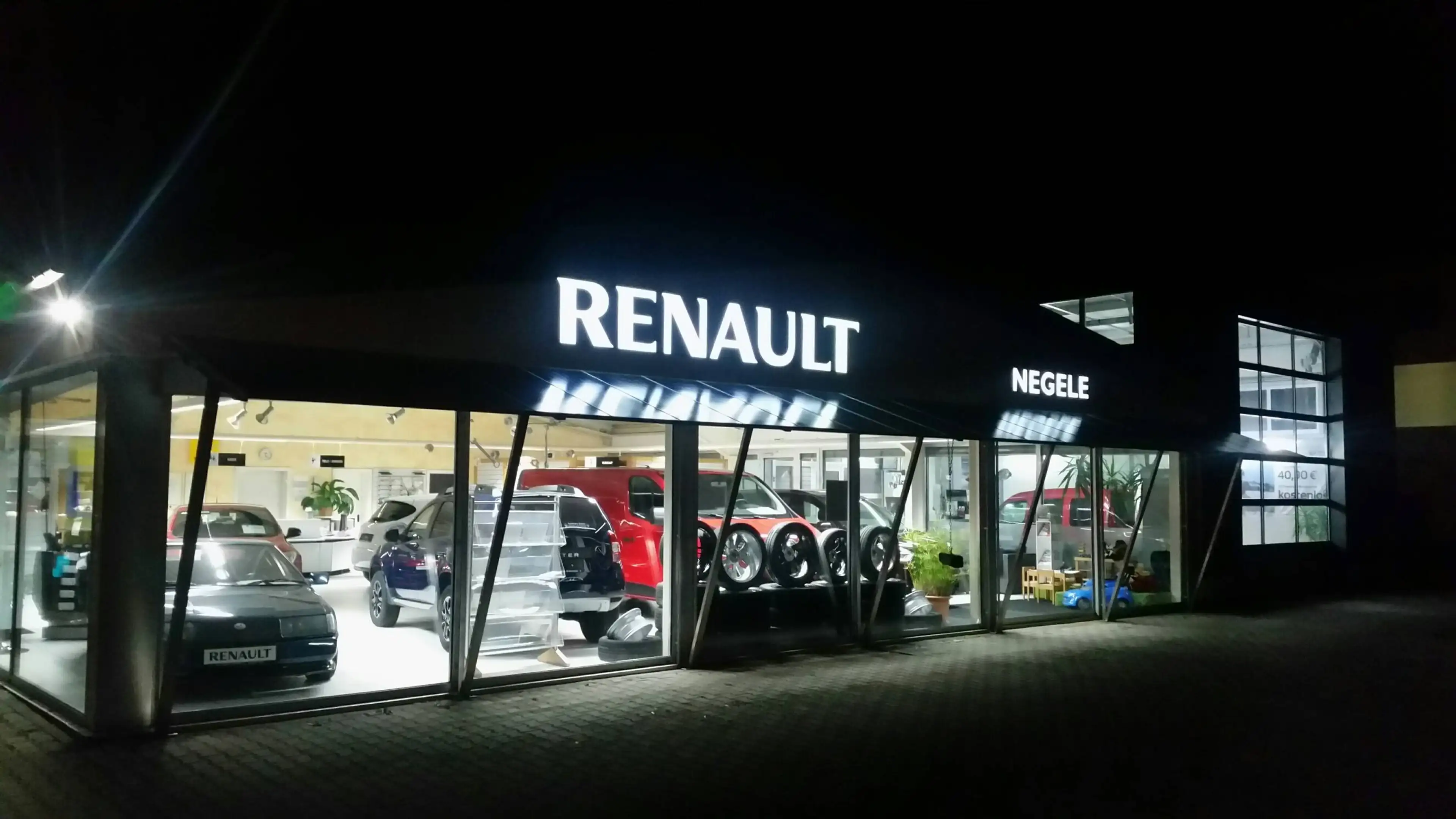 Renault Rafale 300 E-Tech Plug-in Hybrid 4x4 Atelier Alpine — photo 11