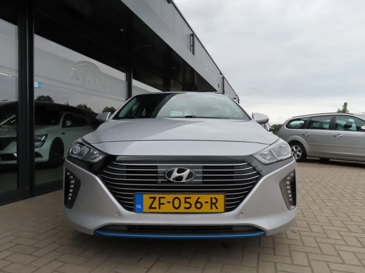 Hyundai IONIQ 1.6 GDI PHEV Premium Leder Open Dak Trekhaak 2019 Grijs - 2