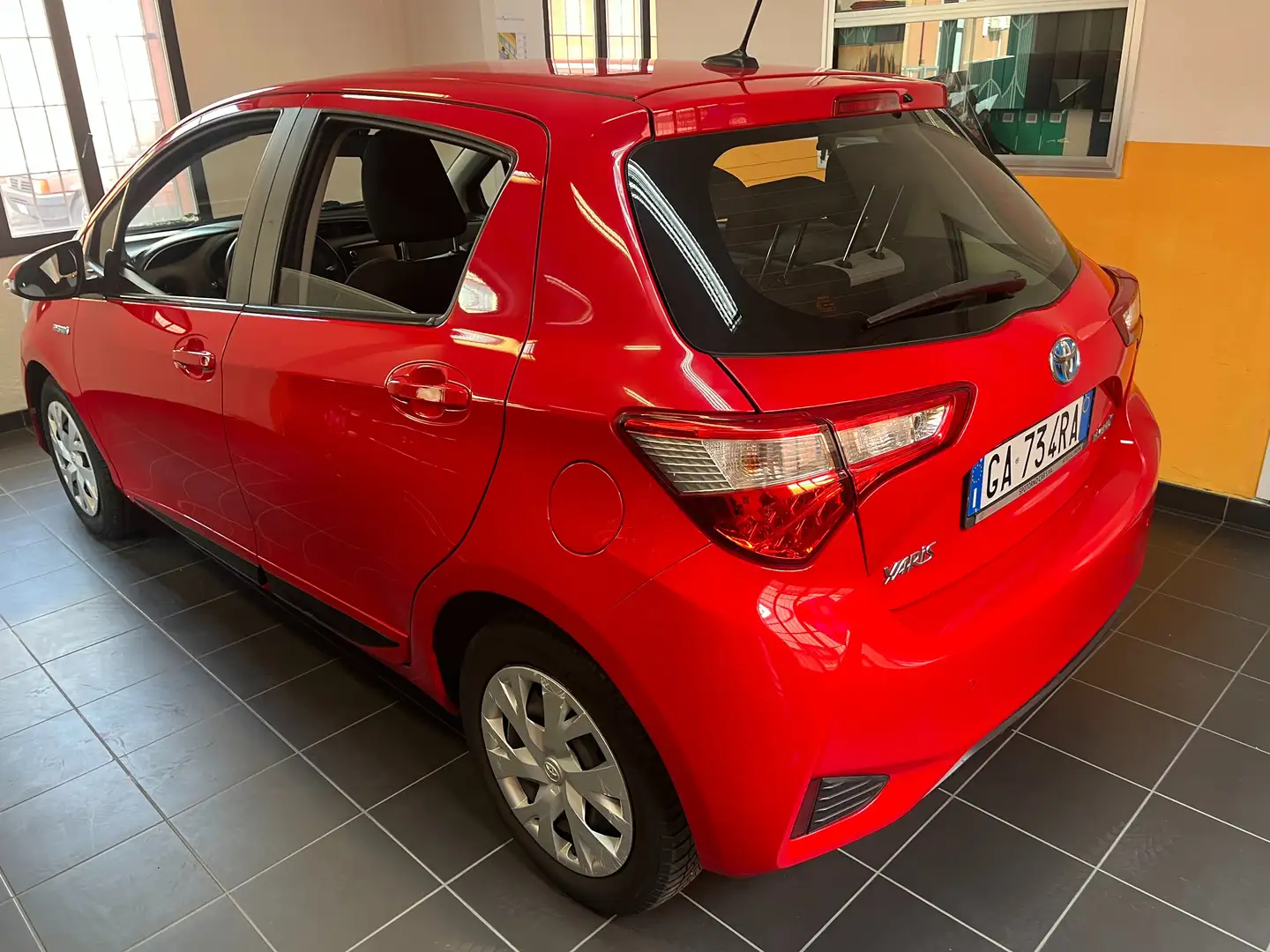 Toyota Yaris Yaris 5p 1.5h Active my18 Rosso - 2