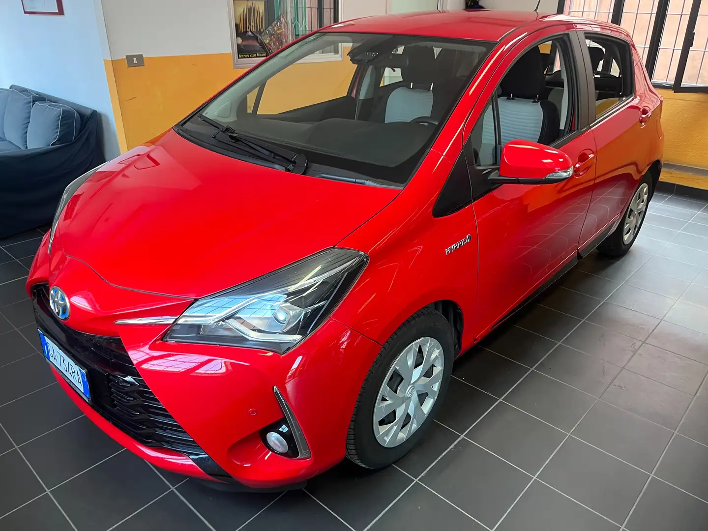 Toyota Yaris Yaris 5p 1.5h Active my18 Rosso - 1